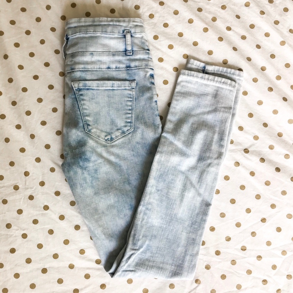 High-Waisted Lightwash Denim
